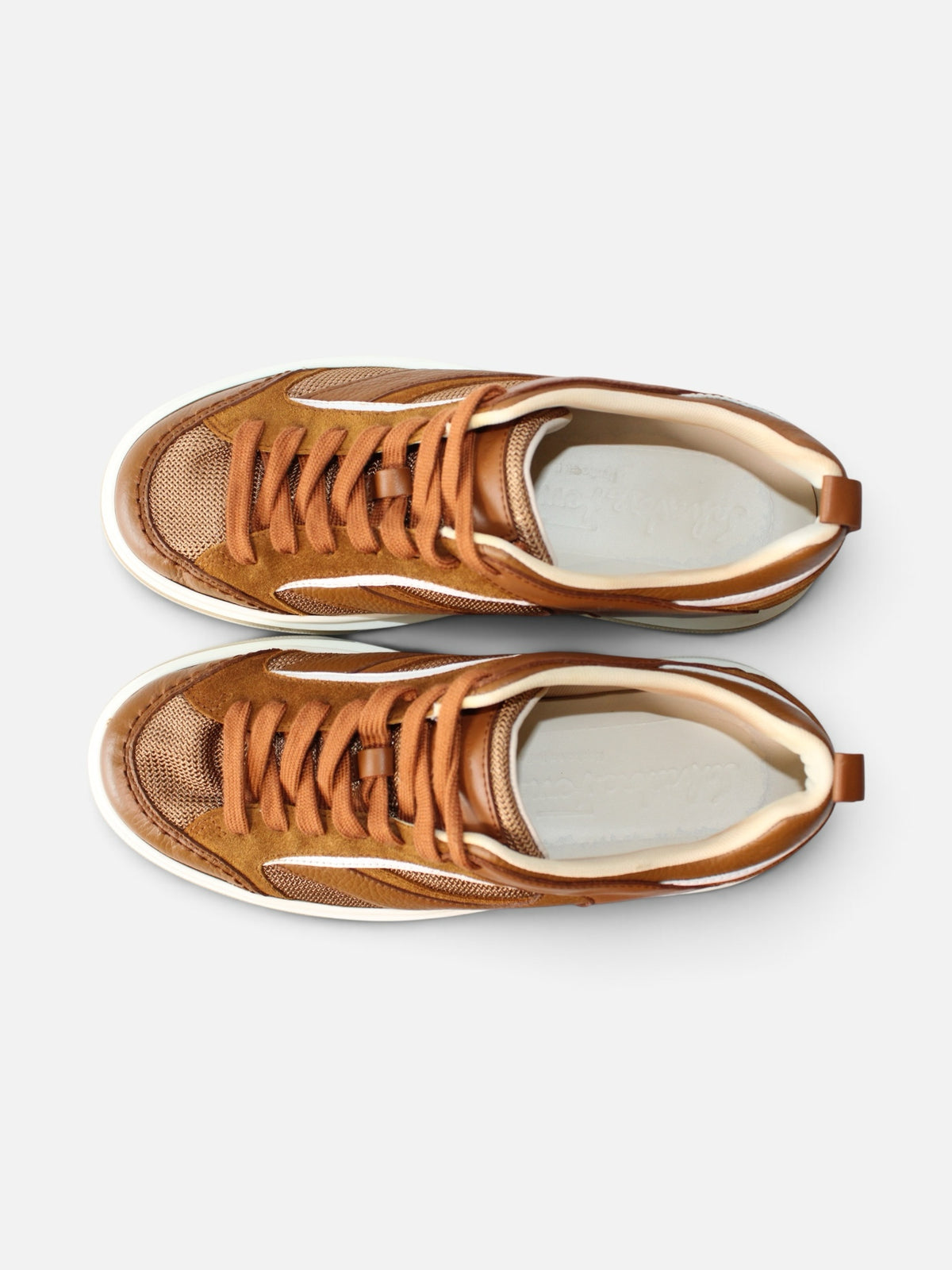 Tenis Ferragamo de corte bajo en tonos café, fabricados en piel, gamuza y malla técnica por Hibiscx's Archive.