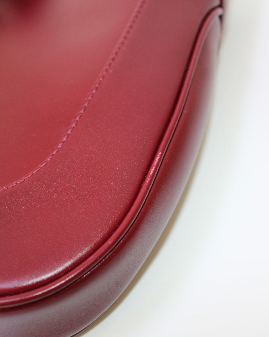 Detalle de la piel burdeos suave y costuras precisas del bolso de hombro Hibiscx's Archive Gucci Jackie