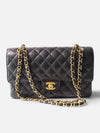 Bolso de hombro Hibiscx's Archive de piel caviar negra acolchada con cadena dorada y logo icónico