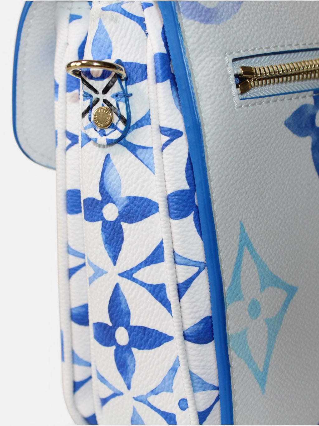 Bolso de hombro Hibiscx's Archive de piel granulada con estampado de monograma azul y violeta y herrajes dorados.