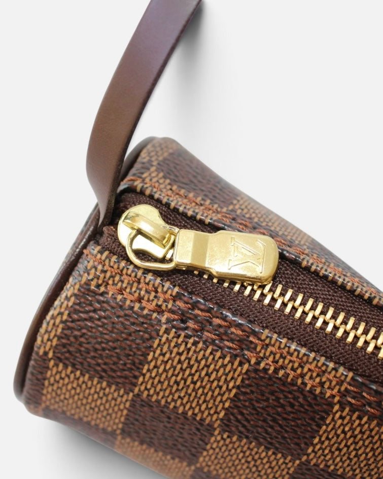 Detalle de cierre dorado y lona Damier Ebene en bolso Louis Vuitton Papillon de Hibiscx's Archive