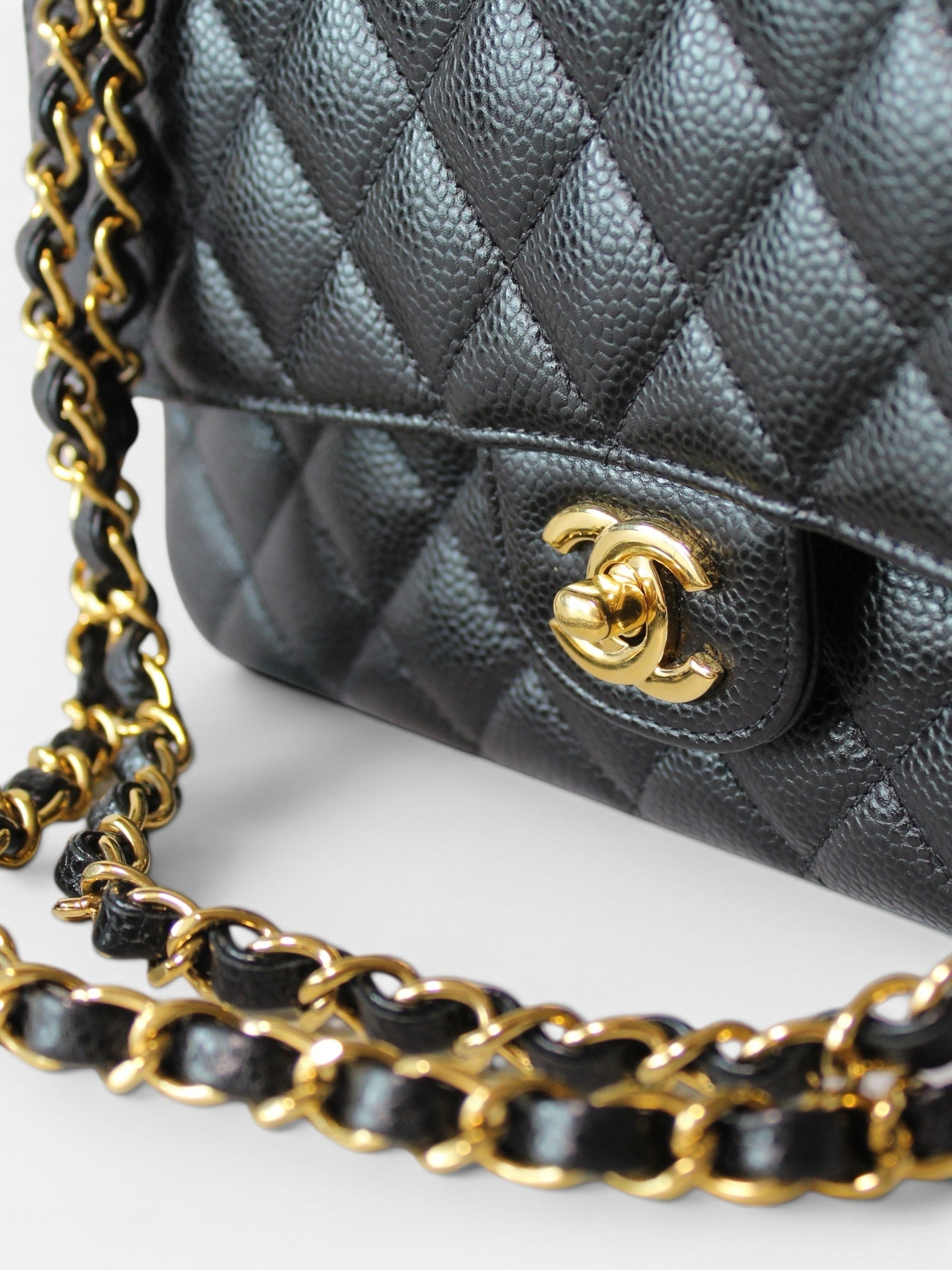 Bolso de hombro Hibiscx's Archive de piel caviar negra acolchada con cadena dorada y logo icónico