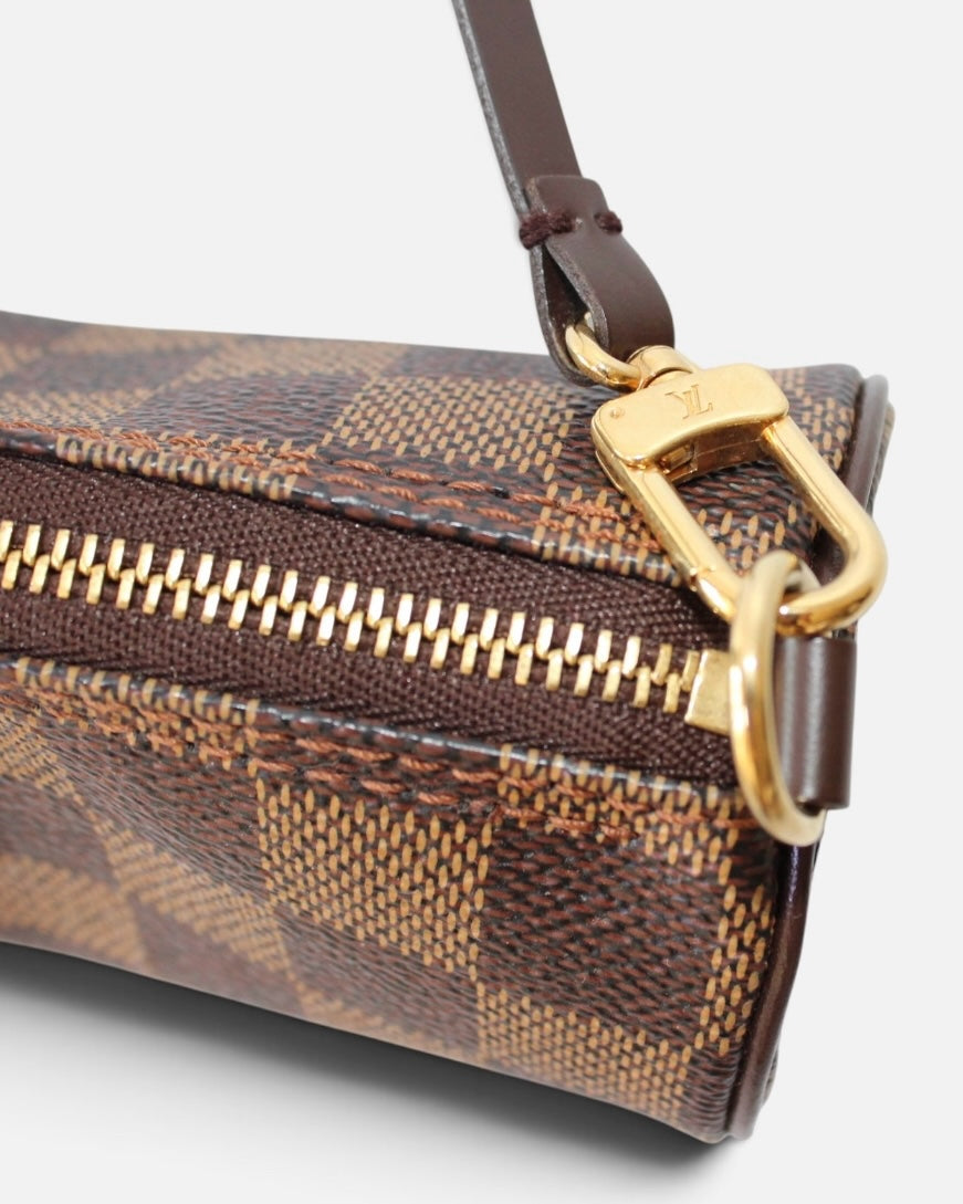 Detalle del bolso Hibiscx's Archive Louis Vuitton Papillon en lona Damier Ebene con herrajes dorados y cremallera.