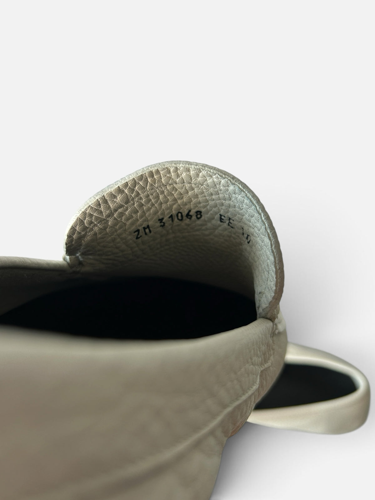 Detalle interior de mocasín blanco Hibiscx's Archive en piel genuina granulada con código de modelo visible
