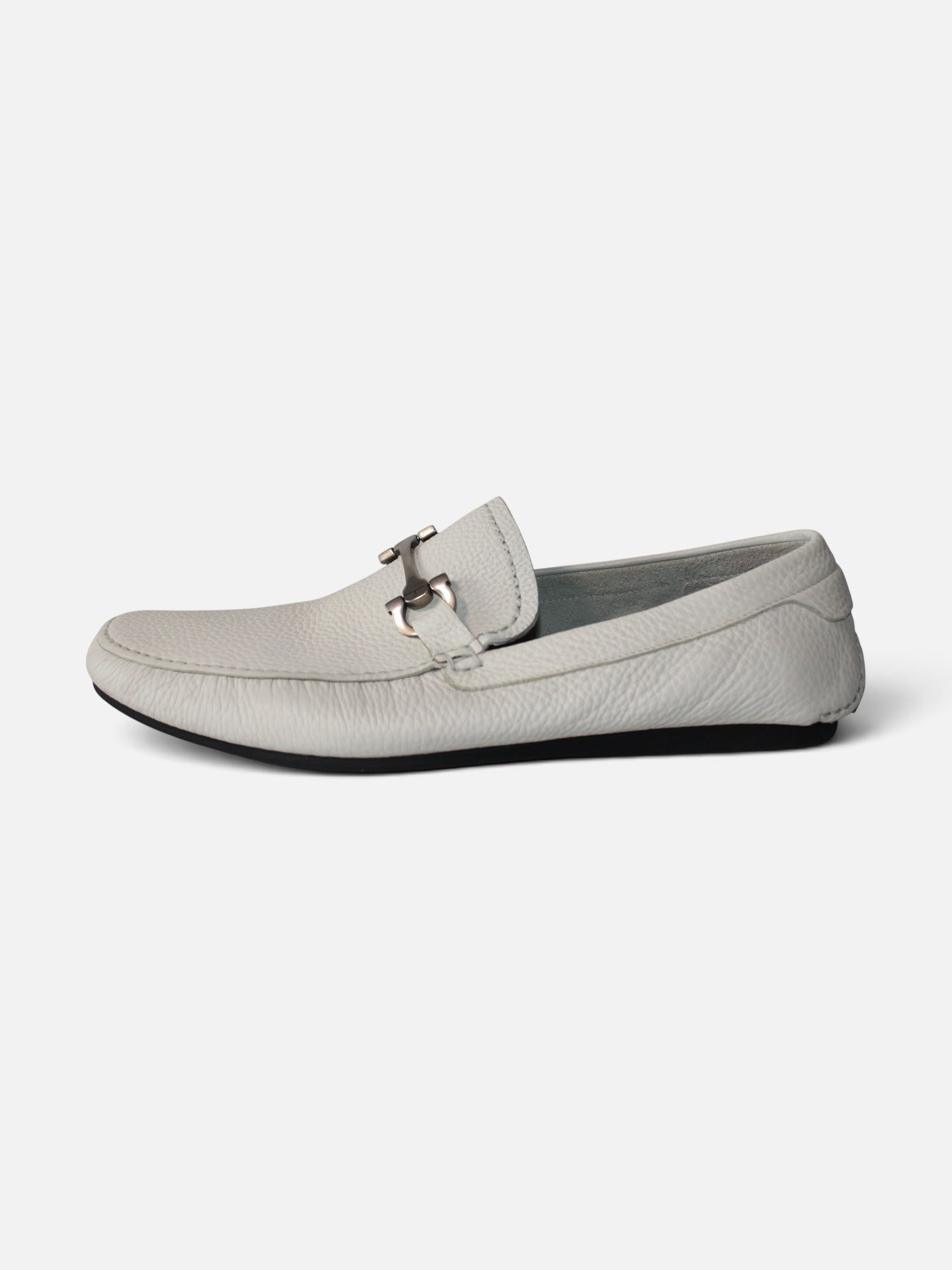 Mocasines Hibiscx's Archive de piel genuina blanca con textura granulada y hebilla metálica plateada