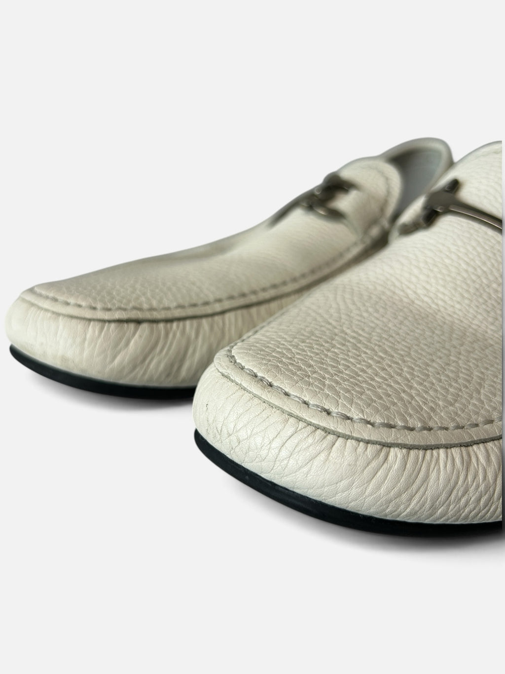 Mocasines Hibiscx's Archive de piel genuina blanca con textura granulada y hebilla metálica distintiva