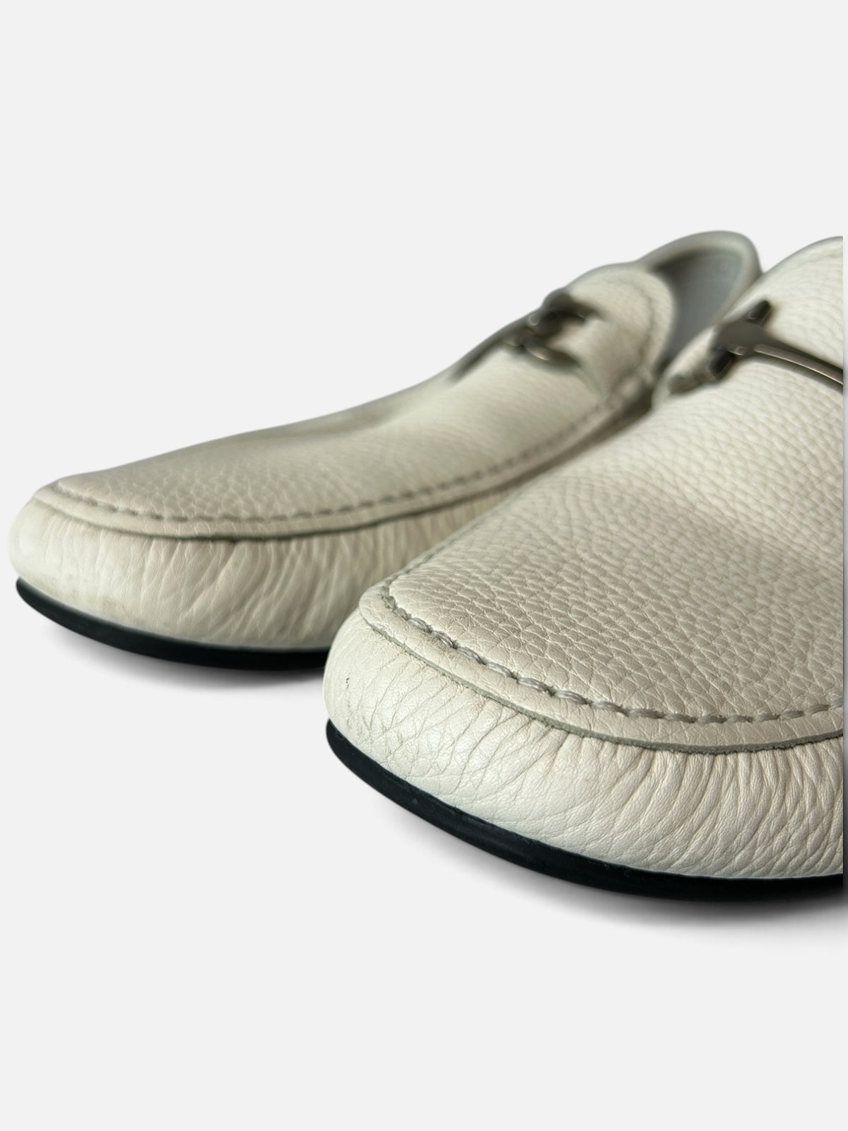 Mocasines Hibiscx's Archive de piel genuina blanca con textura granulada y hebilla metálica distintiva