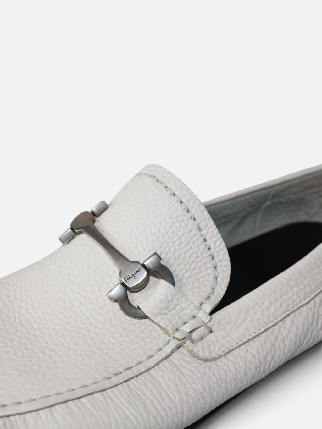 Mocasines Hibiscx's Archive de piel blanca granulada con hebilla metálica distintiva y diseño artesanal elegante