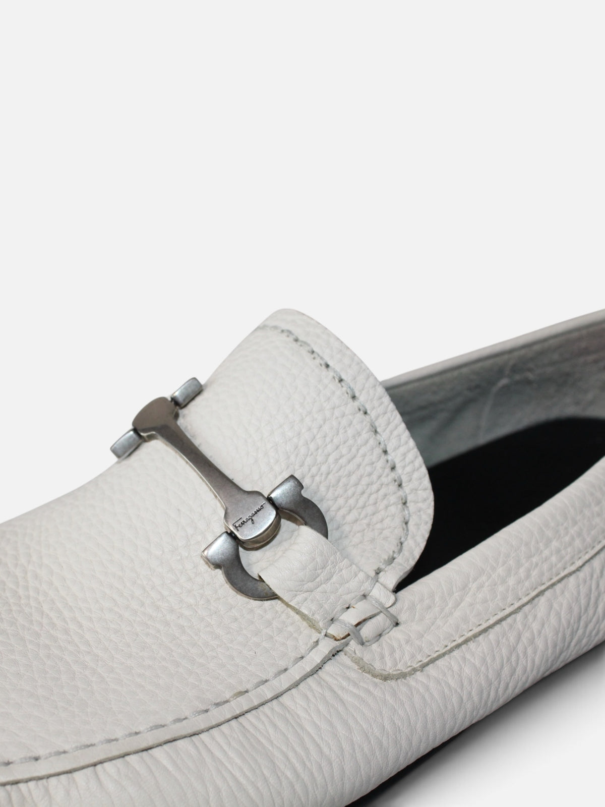 Mocasines Hibiscx's Archive de piel blanca granulada con hebilla metálica distintiva y diseño artesanal elegante