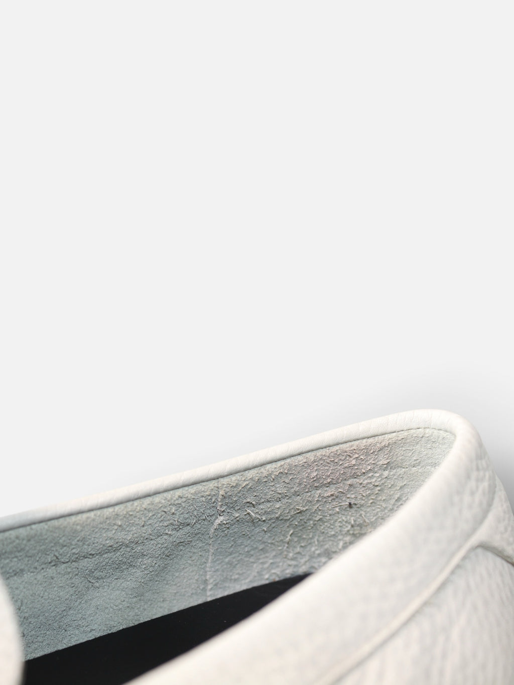 Detalle del borde interior de piel blanca granulada en mocasines Hibiscx's Archive, mostrando textura y acabado.