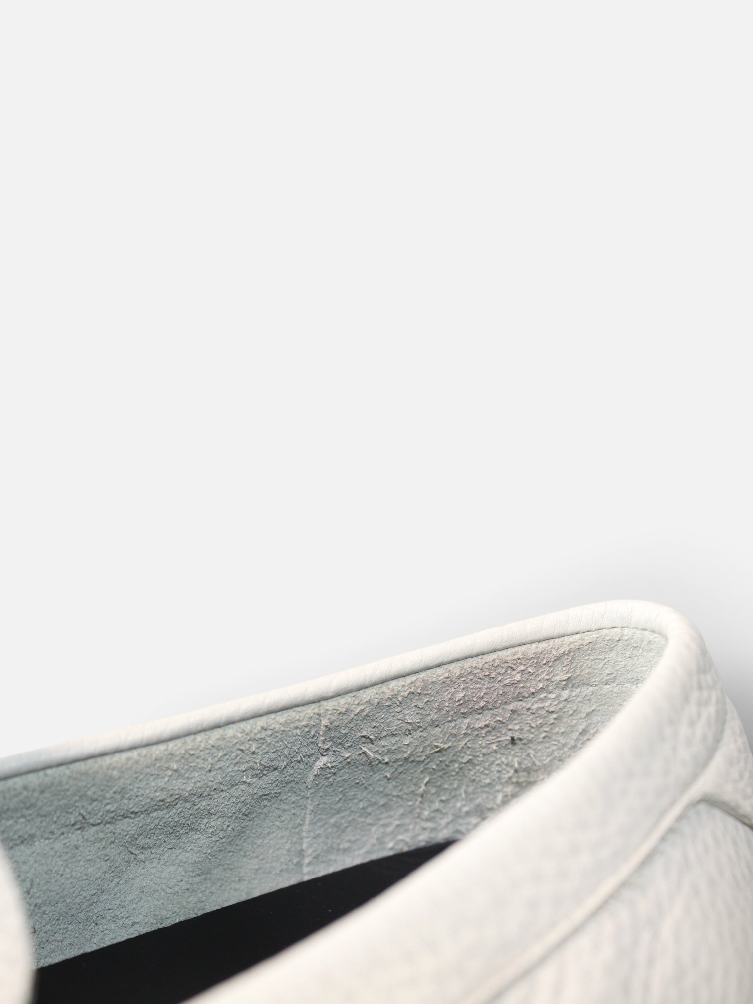 Detalle del borde interior de piel blanca granulada en mocasines Hibiscx's Archive, mostrando textura y acabado.