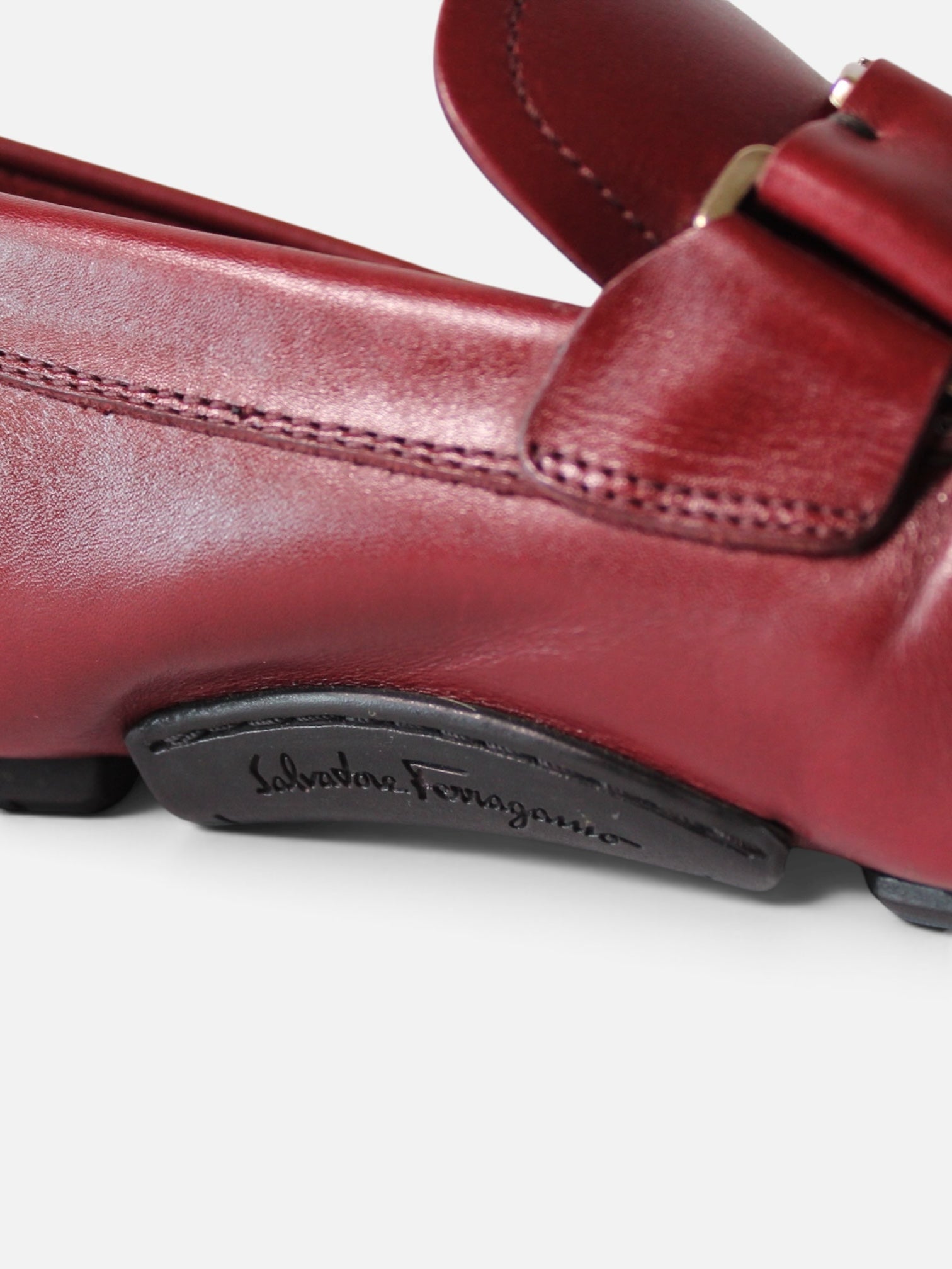 Mocasines Hibiscx's Archive Salvatore Ferragamo de piel color vino con detalle de suela grabada y acabado artesanal
