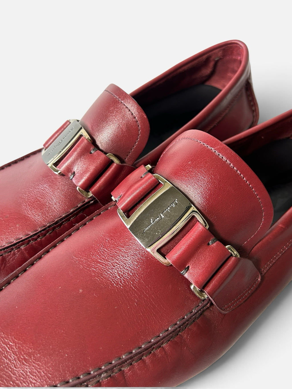 Mocasines Hibiscx's Archive de piel color vino con hebilla metálica distintiva y diseño artesanal elegante