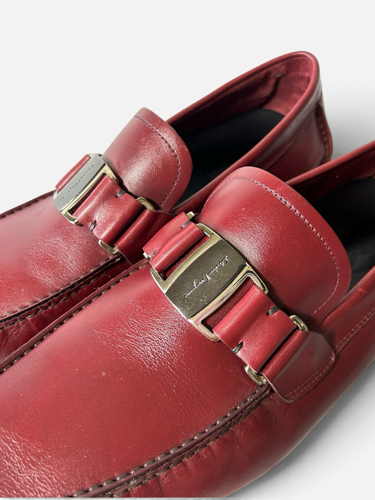 Mocasines Hibiscx's Archive de piel color vino con hebilla metálica distintiva y diseño artesanal elegante