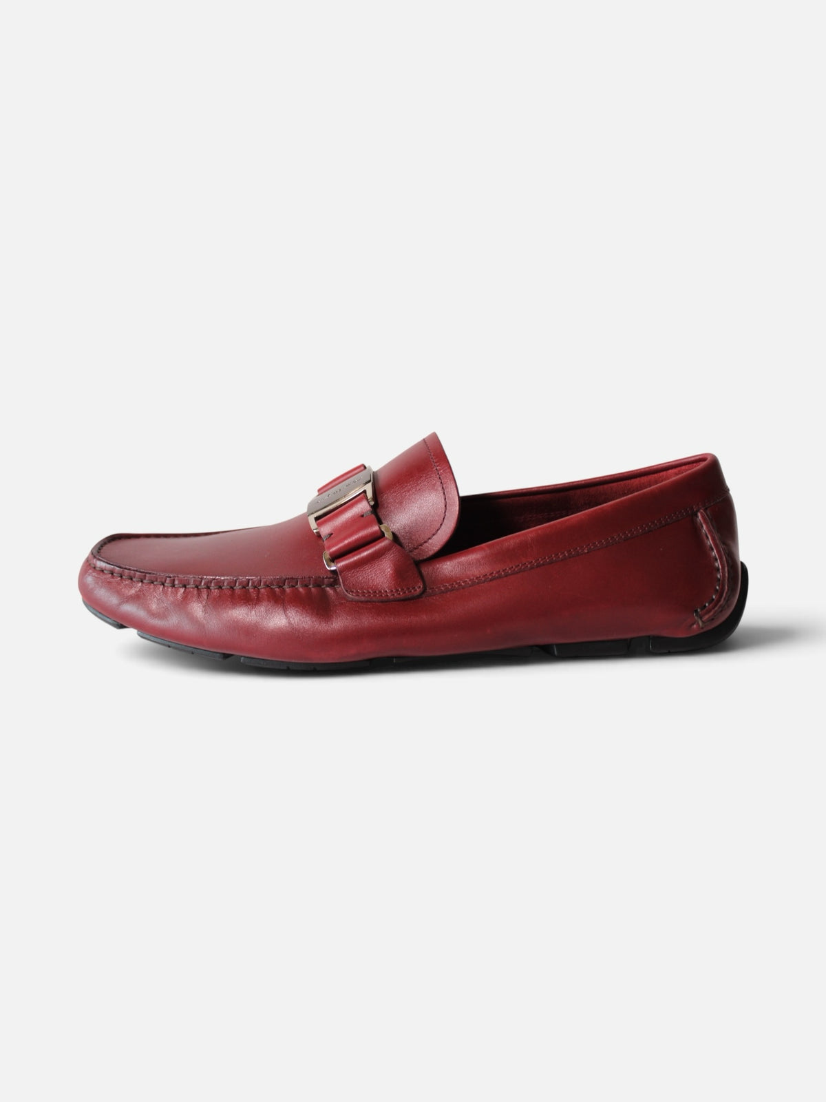 Mocasines Hibiscx's Archive de piel color vino con hebilla metálica, diseño artesanal elegante y suela flexible.