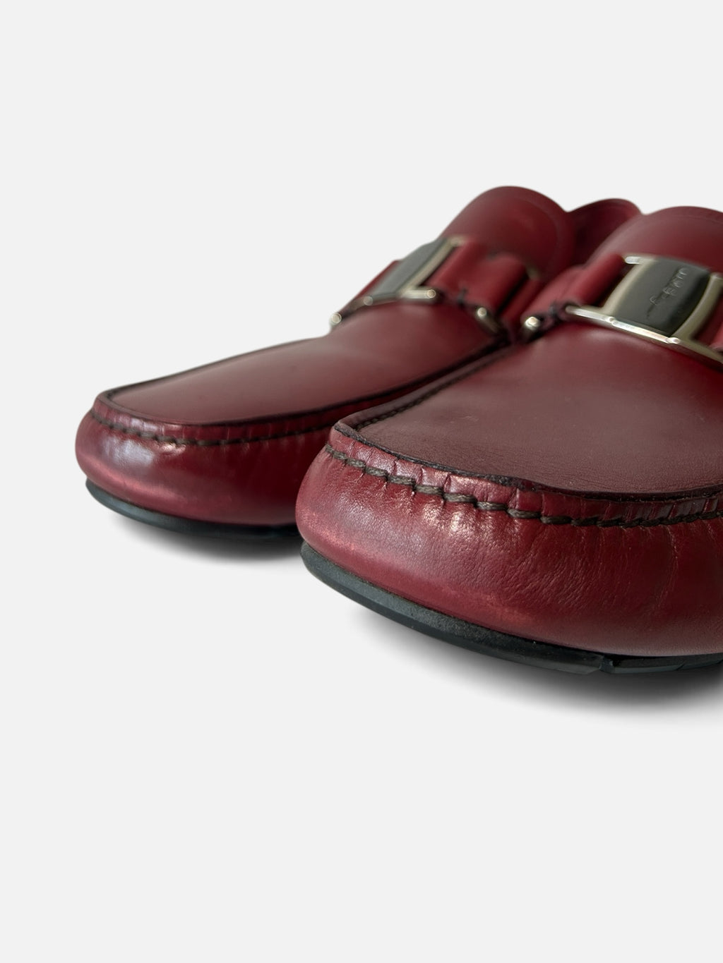 Mocasines Hibiscx's Archive de piel color vino con hebilla metálica, diseño artesanal elegante para hombre.
