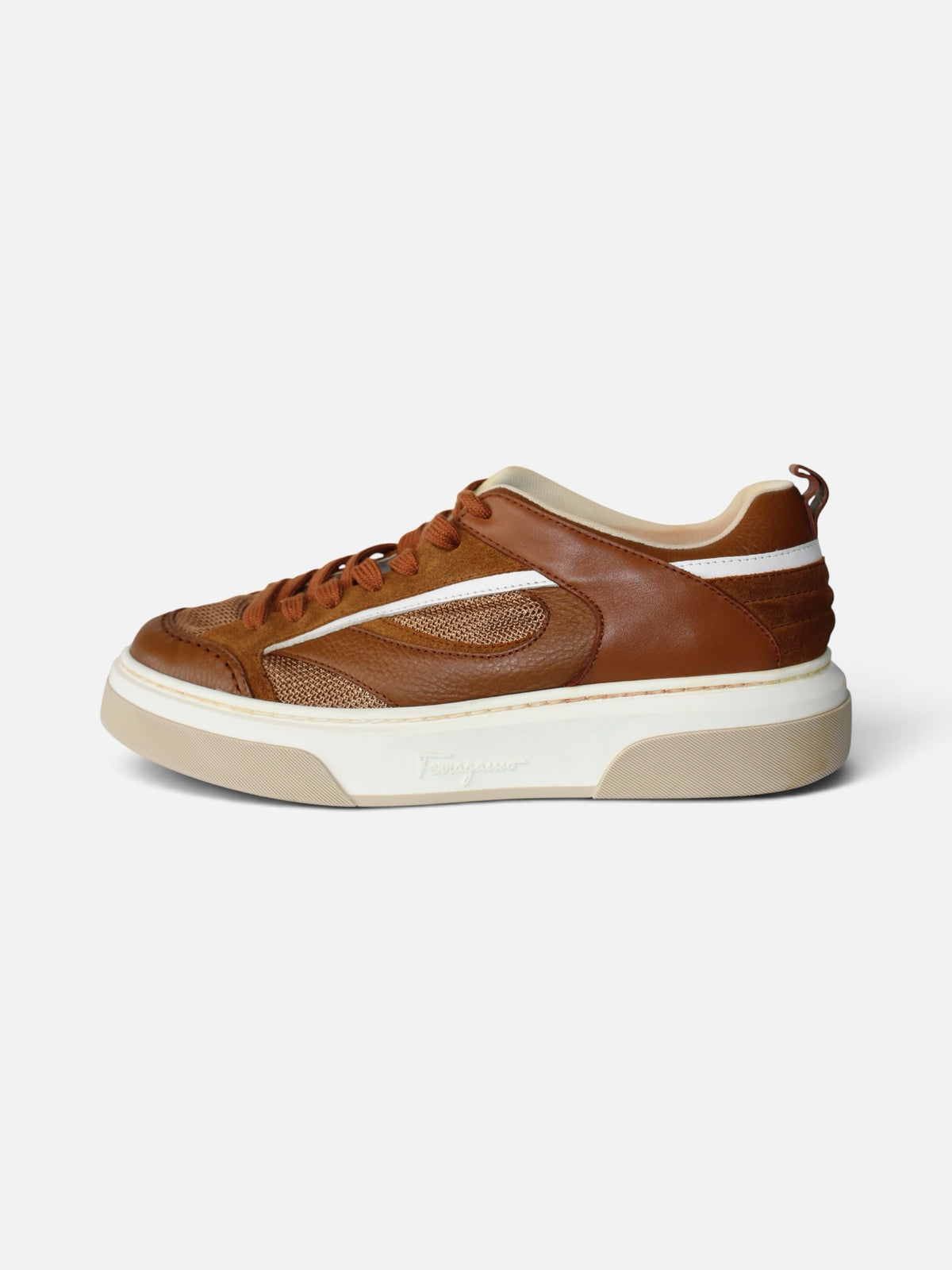 Tenis Ferragamo de corte bajo en tonos café, elaborados en piel y gamuza con suela de plataforma de Hibiscx's Archive