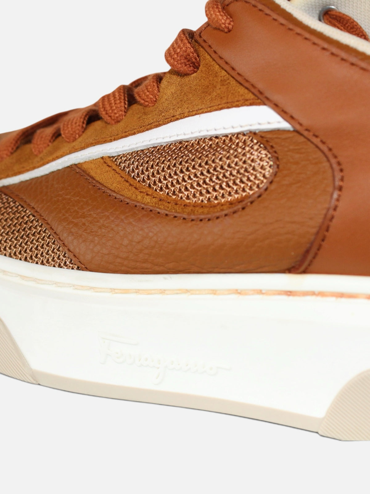 Detalle lateral de tenis Hibiscx's Archive Ferragamo en piel café, gamuza y malla técnica con suela de plataforma